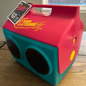 Igloo Retro Cooler and Bluetooth Speaker